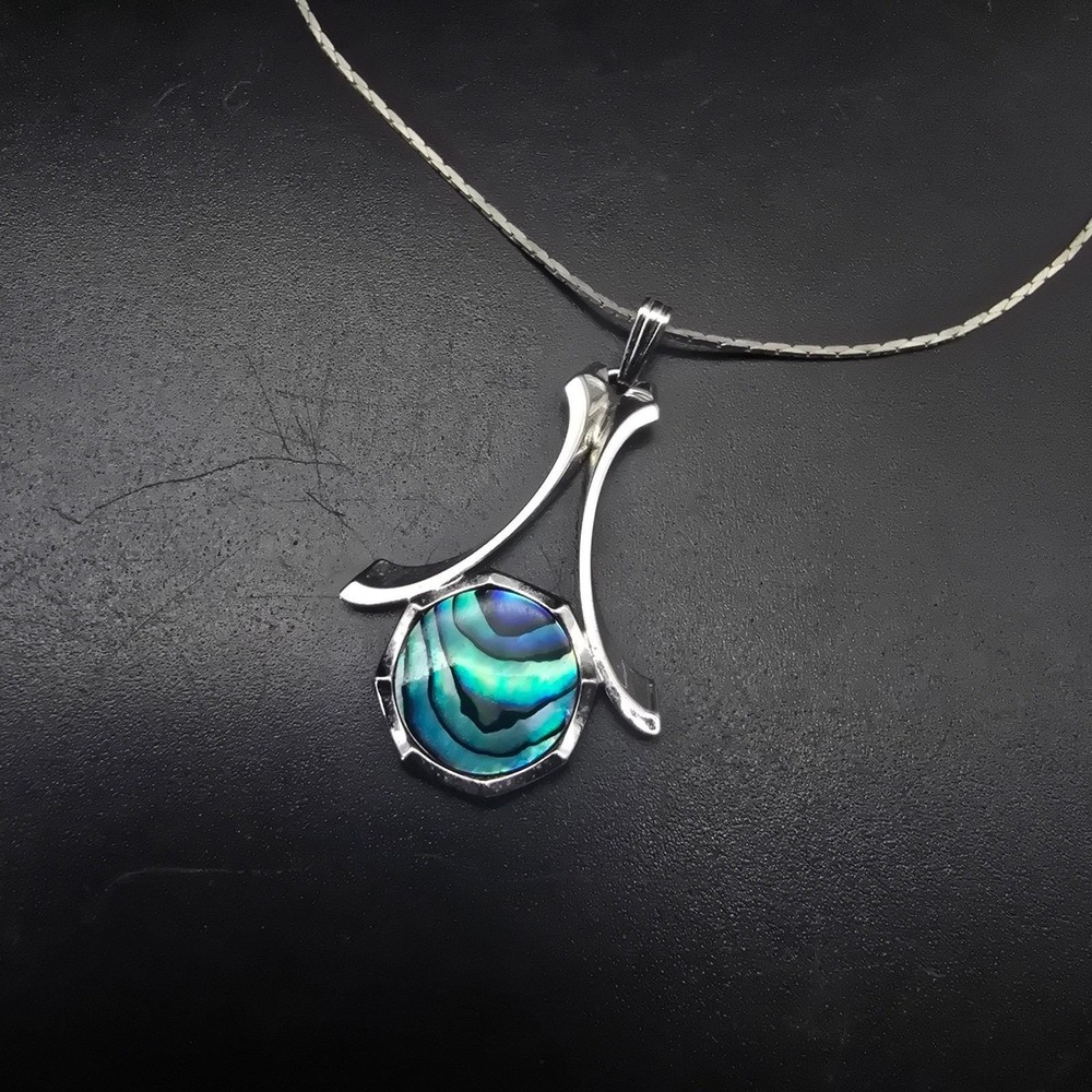 Blue Paua Abalone Shell Pendant Necklace Silver Tone VIntage Costume Jewelry